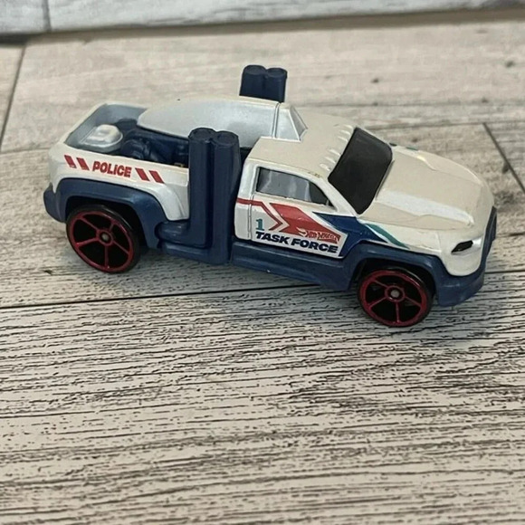 2010 HOT WHEELS DIESEL DUTY TASK FORCE WHITE 1:64 DIECAST 3" POLICE PICKUP TRUCK - Picture 1 of 7